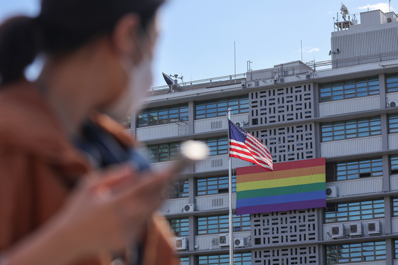 A rainbow flag hangs on the building of the Embassy of the United States in central Seoul on June 7. [YONHAP]