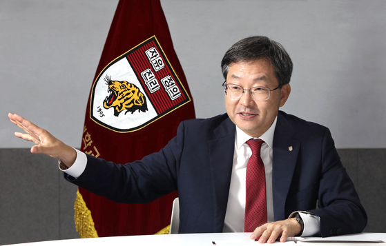 As head of one of the nation’s top universities, Korea University President Chung Jin-taek strives to create a campus environment where no international student is left out merely because they’re a foreigner – by tackling one convenience at a time. [PARK SANG-MOON]