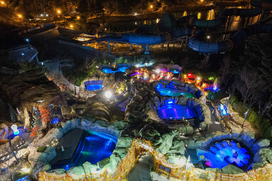 Seorak Waterpia's Night Spa opened for the first time this year, and is especially popular among visitors in their twenties and thirties. [CHOI SEOUNG-PYO]