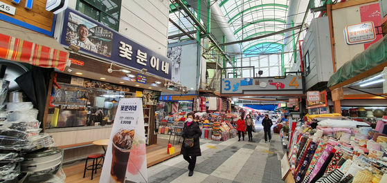 Kkotbun's shop at Gukje Market is now a must-visit attraction for those who visit the market. [CHANG SE-JEONG]