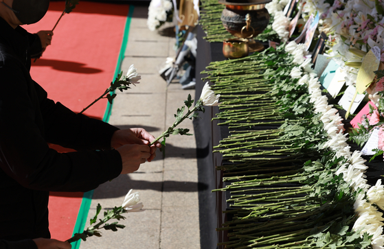 Visitors pay their respects to victims of the Itaewon crowd surge at a memorial in Seoul Plaza in Jung District, central Seoul on Wednesday. [YONHAP]