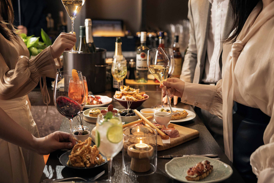 Andaz Seoul Gangnam's Jogakbo restaurant is hosting the Aperitivo Paradisio Happy Hour event from 5:30 p.m. to 8:30 p.m. every week from Monday to Friday, where diners can enjoy various drinks and food that are in the happy hour menu for 10,000 won. [ANDAZ SEOUL GANGNAM] 