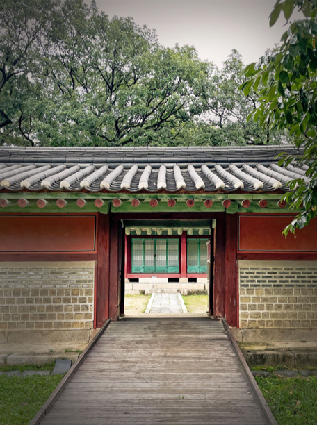 Colorful buildings and gates at Jongmyo Shrine blend well with nature to create a nice view. [ALLAND DHARMAWAN]