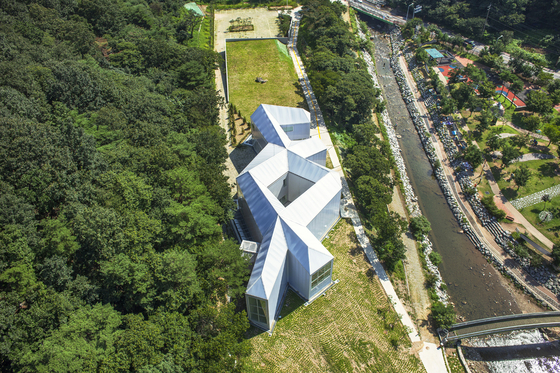 A bird's eye view of Chang Ucchin Museum of Art. The museum is said to have been motivated by one of Chang's most famous artworks, ″Hojakdo.″ [JOONGANG ILBO]