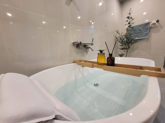 The bathtub at Gyeol's single-person bathing salon [GYEOL]