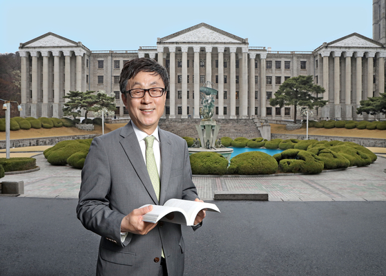 Hahn Kyun-tae, president of Kyung Hee University (KHU), poses outside the school’s iconic University Administration Building on the Seoul Campus in Dongdaemun District, eastern Seoul, late last month. [PARK SANG-MOON]