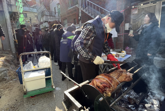 Residents of Daegu’s Buk District hold a barbecue party earlier this month outside an Islamic mosque under construction in the neighborhood. [YONHAP]