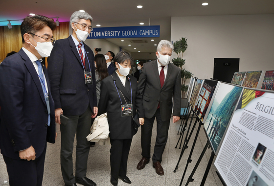 From right, Francois Bontemps, ambassador of Belgium to Korea; his wife; Han Tae-jun, president of Ghent University Global Campus; and Kim Hee-cheol, member of the Incheon city council, attend the photo exhibition dedicated to Belgian participation in the Korean War (1950-53) at the university campus in Incheon on Friday. [PARK SANG-MOON]