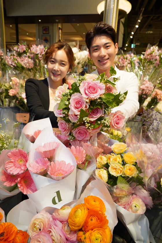 Bouquets of roses available at SSG Food Market [YONHAP]