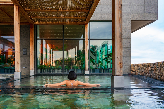 Ananti Cove Water House's unique design makes it look more like a hotel lounge than a hot spring facility. [BAEK JONG-HYUN]
