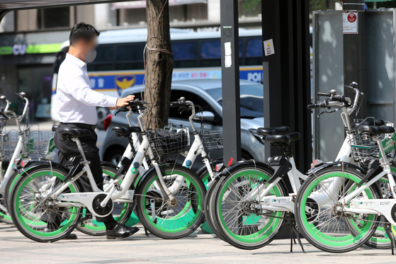 A passerby rents a Ttareungi bike in Seoul. [NEWS1] 