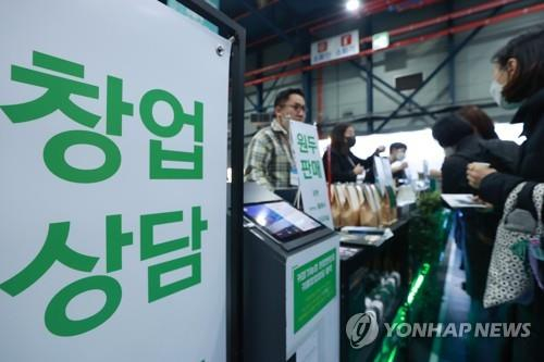 People look around booths during a fair on the establishment of cafes and bakeries at the Seoul Trade Exhibition and Convention (SETEC) in southern Seoul on Thursday. [YONHAP]