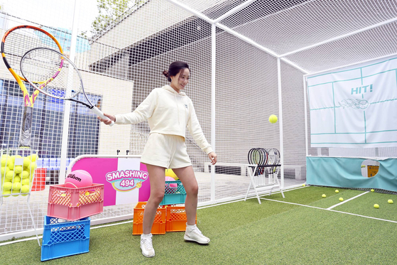 A tennis pop-up store at the Galleria Department Store in Yongsan District, central Seoul in September. Tennis has become a popular sport among the young in Korea. [YONHAP]