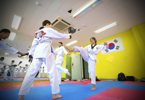 Students learn taekwondo during the Global Collaborative Summer Program. [KHU]