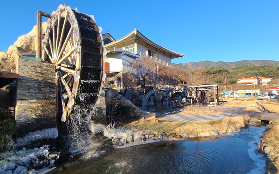 Baegam Hot Springs has a deep-rooted history that reaches back 1,000 years, as there is a record that it was discovered during the Unified Silla period (668-935). [SON MIN-HO]