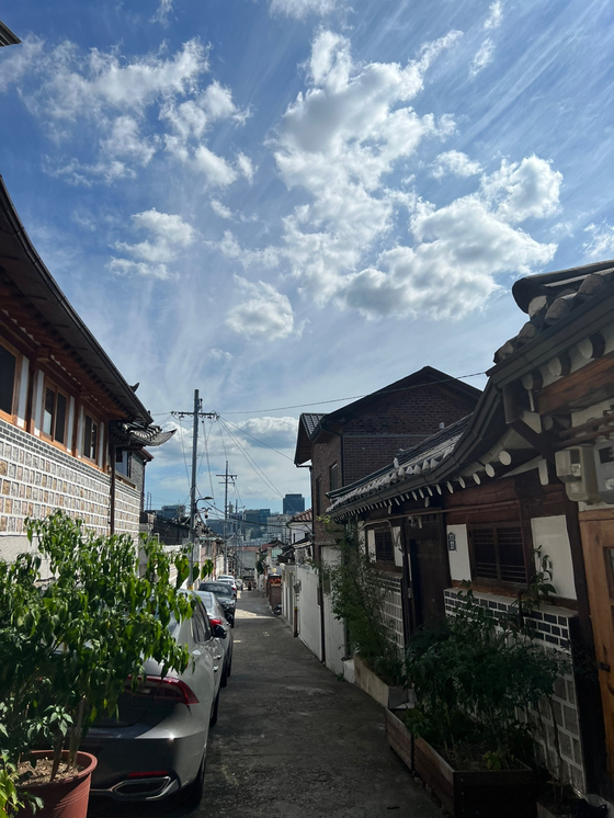 The carefully preserved streets of Bukchon Hanok Village offer visitors a glimpse of the past. [JOO DA-HAE]