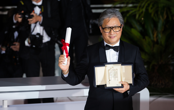 Park Chan-wook, a Sogang alumnus who majored in philosophy, celebrating his Best Director award for "Decision to Leave" at this year’s Cannes Film Festival in Cannes on May 28 [NEWS1]