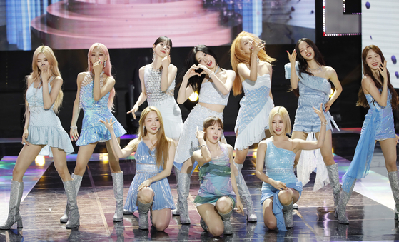 우주소녀 멤버 13명 중 8명이 스타쉽엔터테인먼트와 재계약을 체결했다.