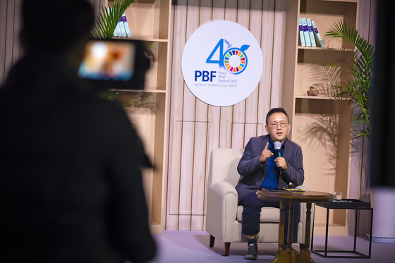 Prof. Cho Chun-ho speaks during the fourth dialogue session of Kyung Hee University System’s Peace BAR Festival at Kyung Hee University in eastern Seoul on Nov. 26 under the theme of “The Age of Climate Change: How Can We Survive the Crisis?” [KYUNG HEE UNIVERSITY SYSTEM]
