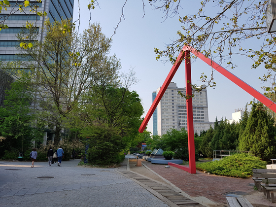 The “Eternal Smile," a structure on the Seoul Campus that symbolizes infinite development and eternal advance [HONGIK UNIVERSITY]