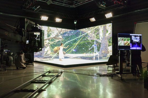 A dancer's performance is made with technology through a collaboration of experts in the United States, Italy and Indonesia. [SEOUL INSTITUTE OF THE ARTS]