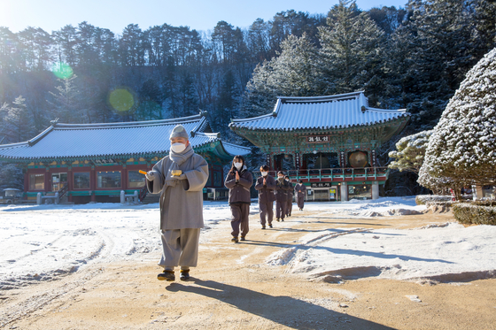 A monk leads temple stay participants around Woljeong Temple [CULTURAL CORPS OF KOREAN BUDDHISM]