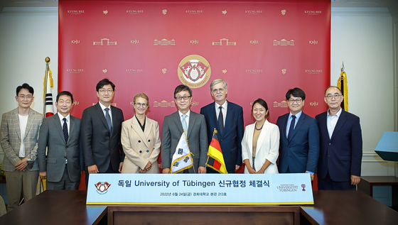 Kyung Hee University and the University of Tubingen sign a memorandum of understanding on promoting mutual exchanges on June 24. At the signing ceremony, Kyung Hee University’s President Hahn Kyun-tae, fifth from left, and University of Tubingen’s President Bernd Engler, fourth from right, pose for a group photo along with aides. [KYUNG HEE UNIVERSITY]