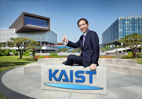 An ardent champion of innovation and entrepreneurship, KAIST President Lee Kwang-hyung hopes that his students and professors would think of the school as a playground where fun ideas abound. [PARK SANG-MOON]