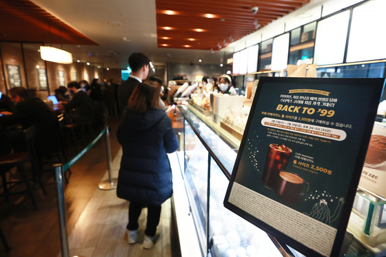 Customers place their orders at a Starbucks branch in Jung District, central Seoul on Feb. 22, when the coffeehouse chain offered a promotion selling a tall size Americano for 2,500 won ($1.92) for three days. [YONHAP]