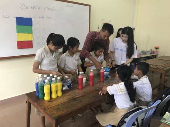 An Ewha student teaching children in Cambodia in 2018 during a volunteer program at Ewha Srang School, which was established by a missionary institute led by Ewha faculty and alumni [EWHA WOMANS UNIVERSITY]