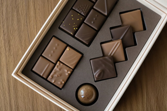 Chocolatier Piaf in Gangnam District, southern Seoul, offers a box of chocolates in a box inspired by gyeongdae, a traditional Korean make-up box with a mirror. [SCREEN CAPTURE]
