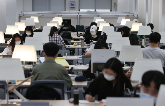 Students study at the Hankuk University of Foreign Studies' library ahead of their final exams. [YONHAP]