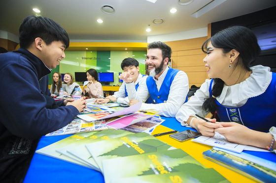 Northern European students talk about their culture with Korean students on the school’s Northern Europe Day. [KHU]