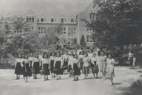 Ewha students at school after Korea's liberation from Japanese colonial rule in 1945 [EWHA WOMANS UNIVERSITY] 