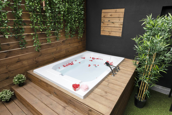 Motel Stage 79 in Gangnam District, southern Seoul, features a private, outdoor bath. [YEOGI EOTTAE]