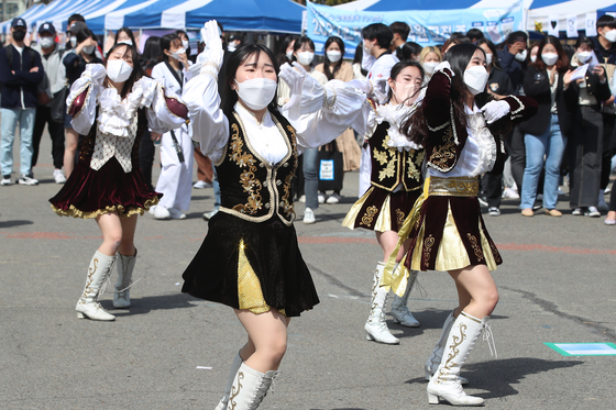 Cheerleaders give a demonstration performance to persuade freshmen to join their club, on the campus of Yeungnam University in Gyeongsan, North Gyeongsang, on Wednesday. The university headquarters allowed clubs to resume their activities, which had been suspended since early 2020 because of the Covid-19 pandemic. [NEWS1]
