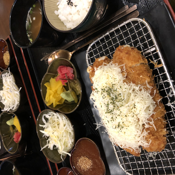 Cheese tonkatsu sold at Youyake Tokyo [LEE TAE-HEE]