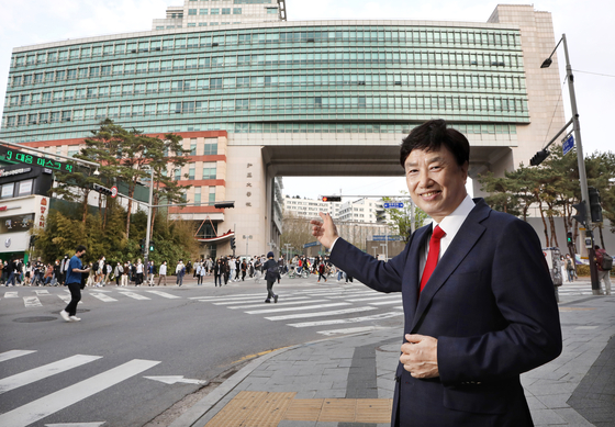Seo Jong-wook, president of Hongik University, points to the school's iconic entrance in Mapo District, western Seoul, last month following an interview with the Korea JoongAng Daily on globalization. [PARK SANG-MOON]