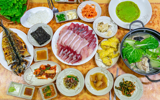 A variety of yellowtail fish dishes are presented at Hanggu Restaurant near Moseulpo Port in Jeju Island. [BAEK JONG-HYUN]