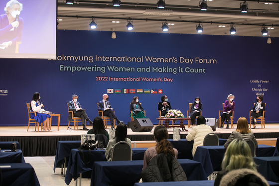 Chang discussing female empowerment with ambassadors during a forum held at Sookmyung Women ’ s University in Yongsan District, central Seoul, on March 8, International Women's Day [SOOKMYUNG WOMEN' S UNIVERSITY]
