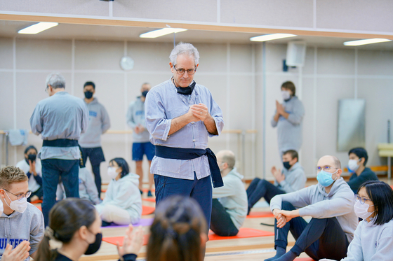 Marc H. Meyer, a professor at Northeastern University, teaches Kouksundo, a traditional Korean mind-body practice that involves mediation, to international students at SeoulTech last November during a special program on mindfulness. [SEOUL NATIONAL UNIVERSITY OF SCIENCE AND TECHNOLOGY]