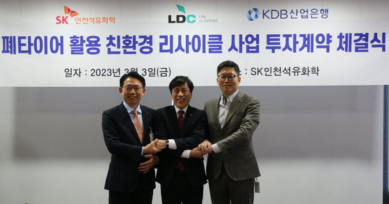 SK Incheon Petrochem CEO Choi Yun-seok, center, and executive officials from LD Carbon and Korea Development Bank pose for a photo after signing a purchase agreement Friday at SK Incheon Petrochem's headquarters in Incheon. [SK INNOVATION] 