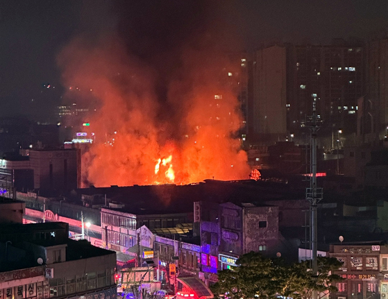 A massive fire rages at a market in Songlim-dong of Dong District, Incheon, in the early hours of Sunday. [YONHAP]