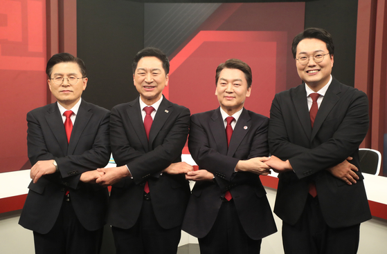 From left: People Power Party leadership candidates Hwang Kyo-ahn, Kim Gi-hyeon, Ahn Cheol-soo and Chun Ha-ram hold hands for a commemorative photo marking their televised debate at Channel A's studio in Mapo District, western Seoul on Friday. [JOINT PRESS CORPS]