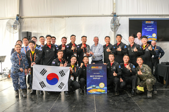 The Korean Air Force's Black Eagles aerobatic team pose for a photo Saturday after winning the Best Overall Display award at the Australian International Airshow. The Air Force mobilized 120 personnel, as well as nine T-50B jets and three C-130 transport aircraft for this year’s show. [AIR FORCE]