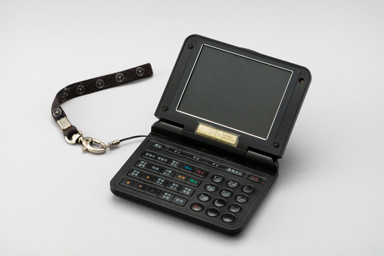 A portable wireless stock terminal from the 2000s [NATIONAL MUSEUM OF KOREAN CONTEMPORARY HISTORY]