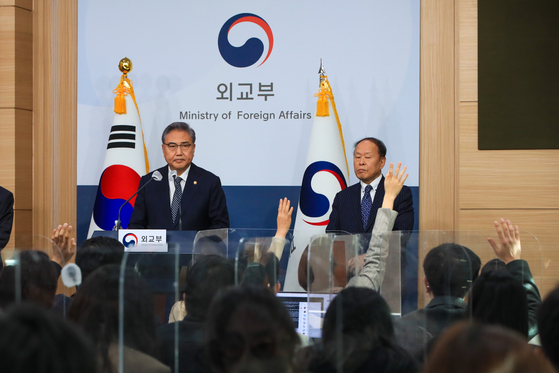 Foreign Minister Park Jin, left, takes questions at a press conference held at his ministry in central Seoul where the government announced its plan to compensate forced labor victims through a Korea-backed public foundation Monday. [YONHAP]