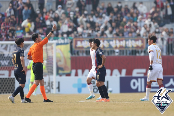 Suwon FC's Lee Seung-woo, center, receives a red card during a K League game against the Pohang Steelers at Suwon Sports Complex in Suwon, Gyeonggi on Saturday. [YONHAP] 