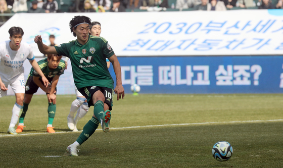 Jeonbuk Hyundai Motors' Cho Gue-sung scores a penalty during a K League game against the Suwon Samsung Bluewings at Jeonju World Cup Stadium in Jeonju, North Jeolla on Sunday. [YONHAP] 