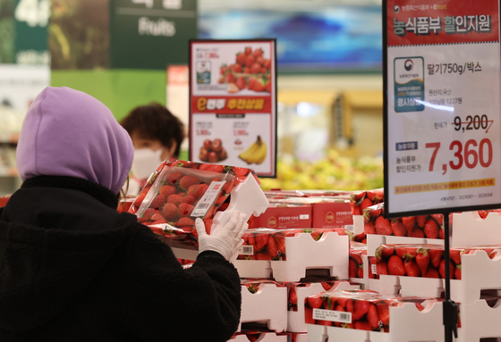 A customer shops for groceries at a discount store in Seoul. [YONHAP]